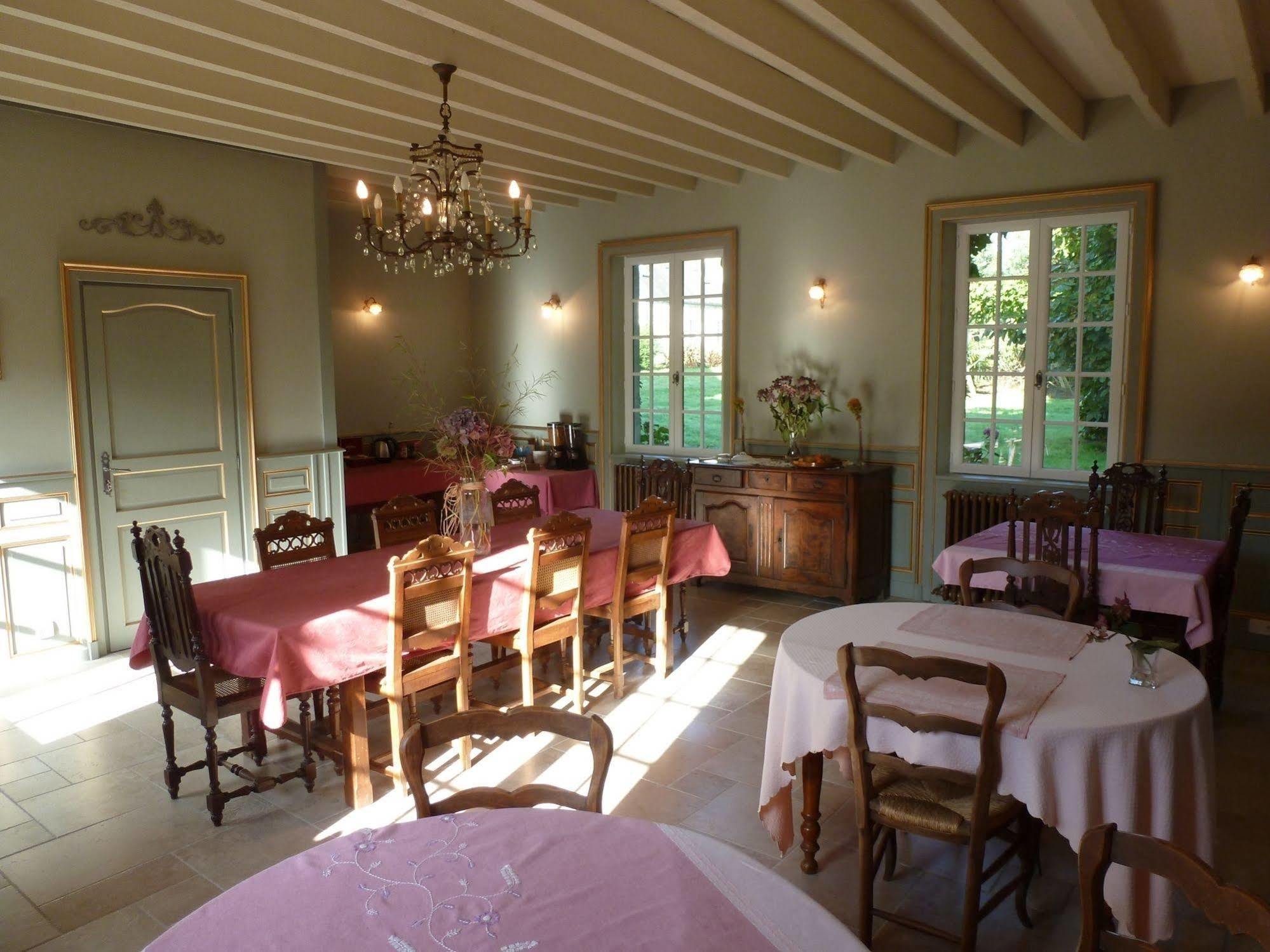 Manoir De Savigny Bed & Breakfast แวโลญส์ ภายนอก รูปภาพ